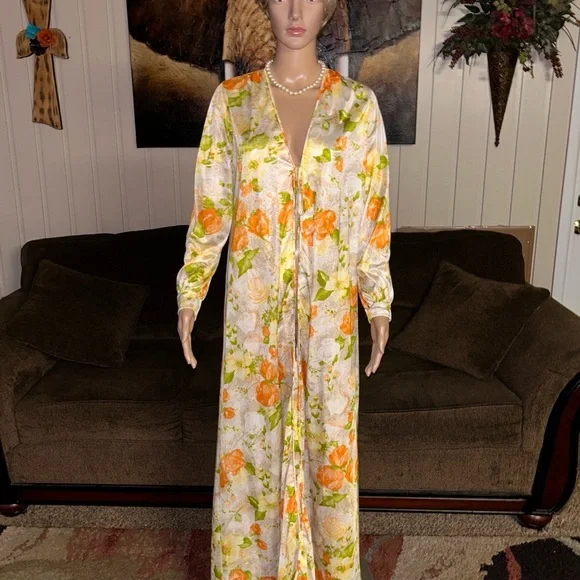 Virginia Wallace • Vintage • Medium • Yellow/Orange/Brown • Floral • Nightgown
